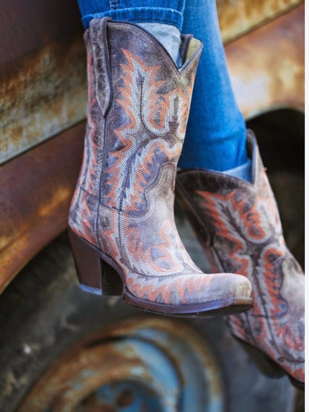 Corral Women's Distressed Leather Western Cowboy Boots Snip Toe Size 9 M G1120
